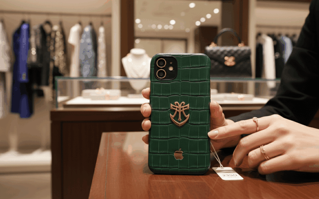 دفاع عن حقيبة آيفون الفاخرة بسعر 230 دولار في عالم الموضة